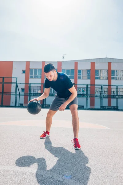 Fuerte jugador de baloncesto masculino preparándose para un partido de baloncesto en —  Fotos de Stock