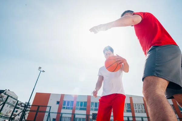 Två Kaukasiska Basketspelare Slåss Bollinnehav Basketplanen Solig Dag — Stockfoto