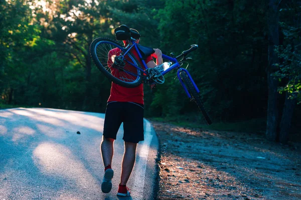 Forte atleta ciclista (motociclista) che porta la sua bicicletta sul suo bac — Foto Stock