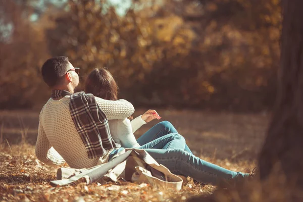 Couple Moderne Est Extérieur Profiter Journée Automne Soleil Dans Parc — Photo