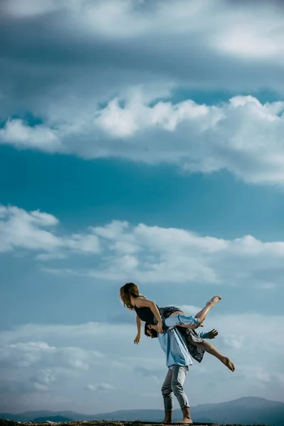 Férias Verão Amor Relacionamento Namoro Conceito Casal Sorridente Dançando Pico — Fotografia de Stock