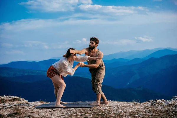 Due Giovani Ballerini Moderni Allenano Routine Danza Sulla Collina Montagna — Foto Stock