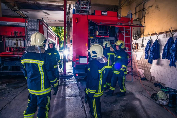 Group of firefighters preparing and inspecting pressure and wate — Stock Photo, Image