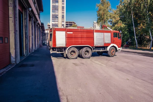 Feuerwehrauto verlässt die Garage des Feuerwehrhauses — Stockfoto