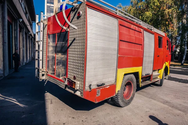 Samochód strażacki opuszczający garaż remizy strażackiej — Zdjęcie stockowe