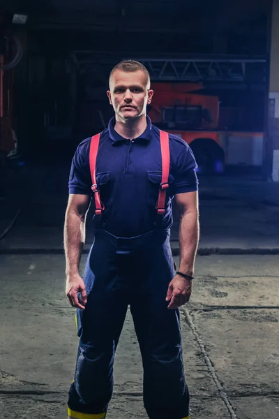 Retrato de un bombero con uniforme dentro de la estación de bomberos. —  Fotos de Stock