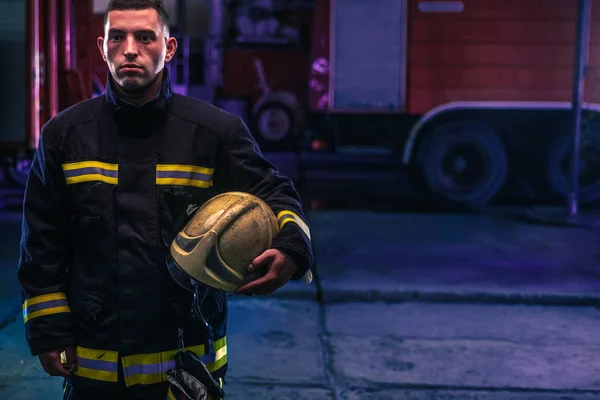 Retrato de um bombeiro com uniforme dentro da estação de incêndio — Fotografia de Stock