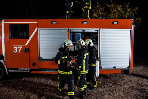 Equipe de combate a incêndios em uma cena de incêndio — Fotografia de Stock