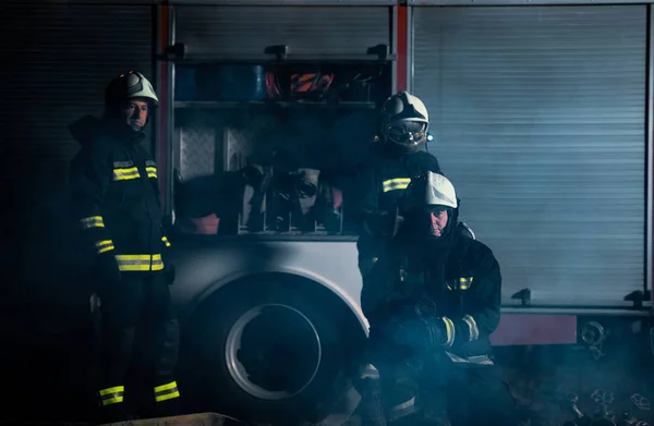 Bomberos durante la operación —  Fotos de Stock