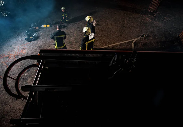 Tűzoltók Védőruhában Egy Tűzoltóautó Mellett — Stock Fotó
