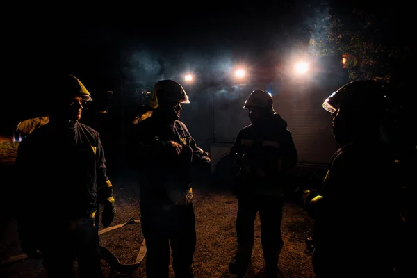 Personal de lucha contra incendios en un escenario de fuego —  Fotos de Stock