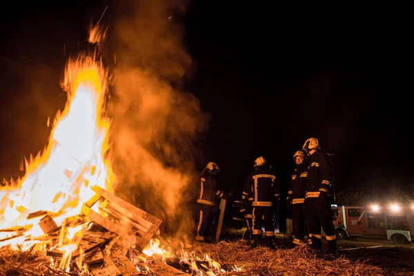 Bombeiros a trabalhar — Fotografia de Stock