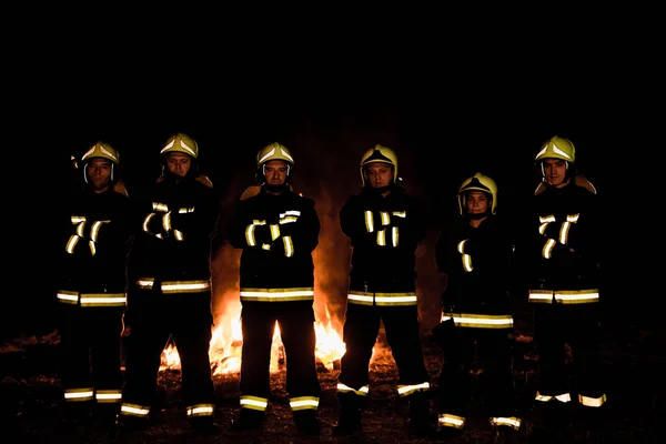 Brandweerteam Volledige Uitrusting Met Helmen Gasmaskers Die Een Brand Bestrijden — Stockfoto
