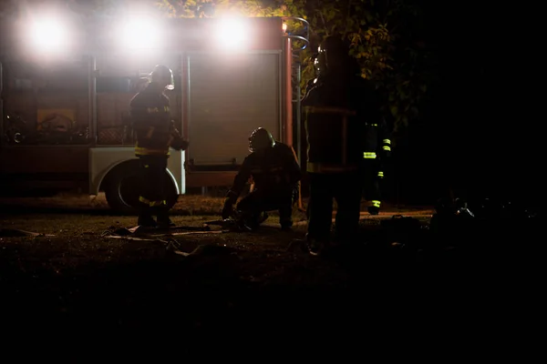 Brandweerlieden in actie — Stockfoto