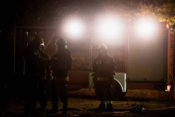 Operação de combate a incêndios à noite — Fotografia de Stock