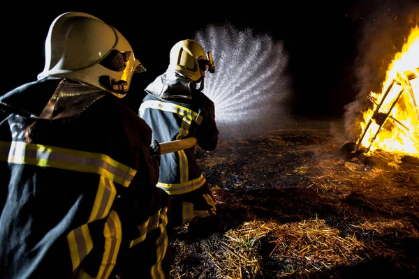 火災現場での消防隊員 — ストック写真