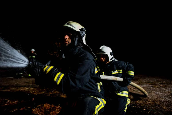 Bomberos en acción —  Fotos de Stock