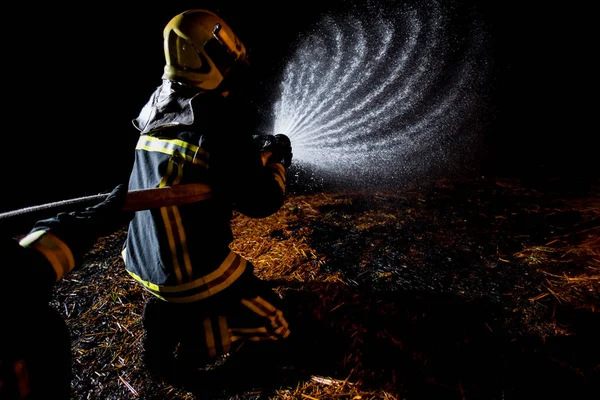 Petugas Pemadam Kebakaran Selama Operasi Penting Malam Hari — Stok Foto