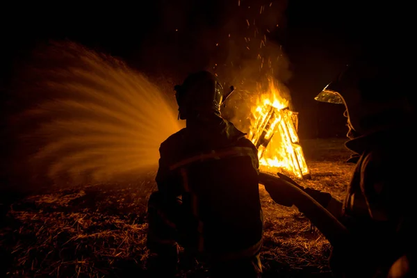 Bomberos que reprimieron los incendios —  Fotos de Stock