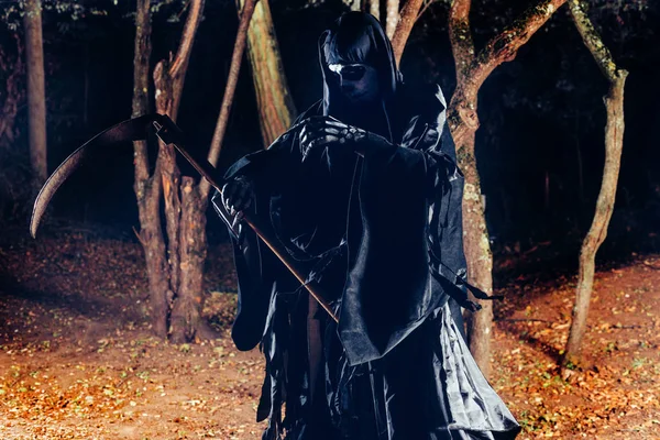 Grim Reaper带着他的镰刀站在夜雾中 — 图库照片