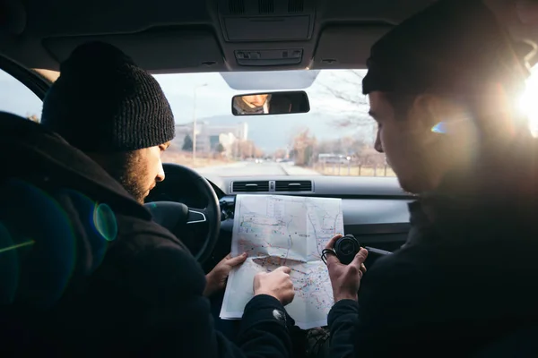 Dos ladrones mirando un mapa y planeando sus próximos ladrones, uno — Foto de Stock