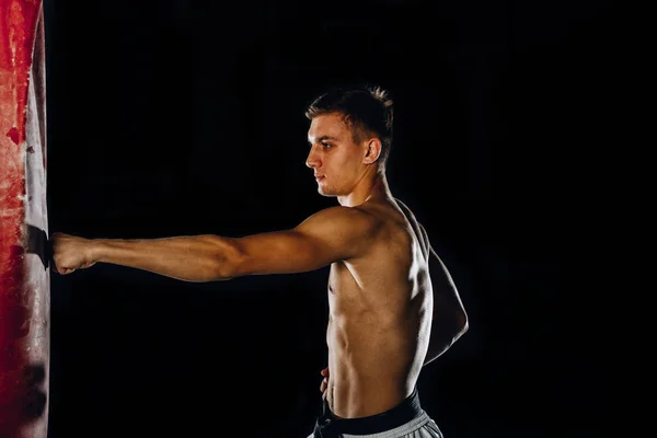 Luchador Muscular Practicando Algunas Patadas Con Saco Boxeo Pabellón Deportivo —  Fotos de Stock