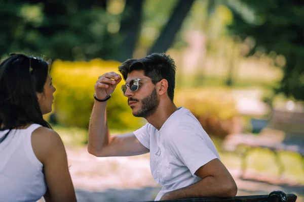 Vista Frontal Una Pareja Coqueteando Hablando Parque Con Fondo Verde —  Fotos de Stock