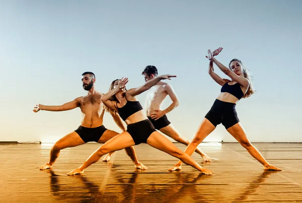 Beautiful Slim Young People Performing Elegant Dance Choreography — Stock Photo, Image