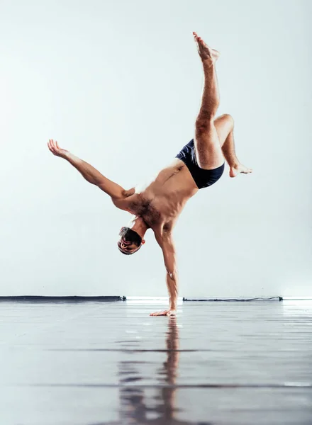 Bailarín Muscular Que Realiza Elemento Gimnasia Danza — Foto de Stock