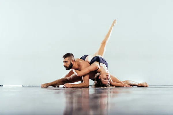 Pareja Ballet Realizando Una Danza Contemporánea Emocional Artística —  Fotos de Stock