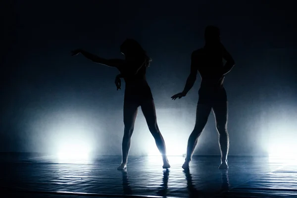 スタジオでダンスルーチンを実行する優雅なスレンダーなダンサー — ストック写真