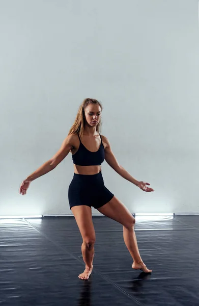 Elegante Ballerina Danza Femminile Che Esercita Pose Durante Una Lezione — Foto Stock