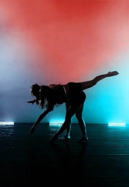 舞蹈练习课上的当代舞蹈演员 — 图库照片
