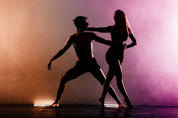 芭蕾舞表演中灵活的男女运动员 — 图库照片