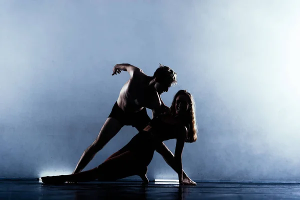 Bailarines Ballet Elegantes Ejercitando Poses Durante Una Clase Baile —  Fotos de Stock