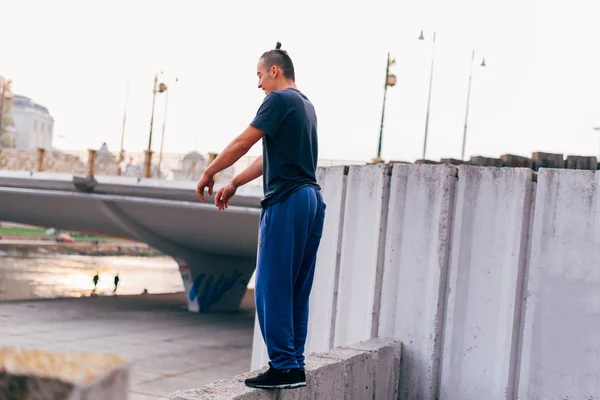 Freiläufer trainieren Parkour-Springen auf Zaun beim Ba-Ba — Stockfoto