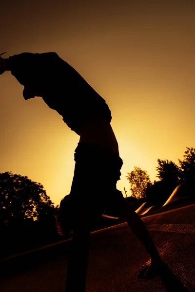 Joven Tipo Silueta Muscular Realizando Trucos Parkour Aire Libre Parque —  Fotos de Stock