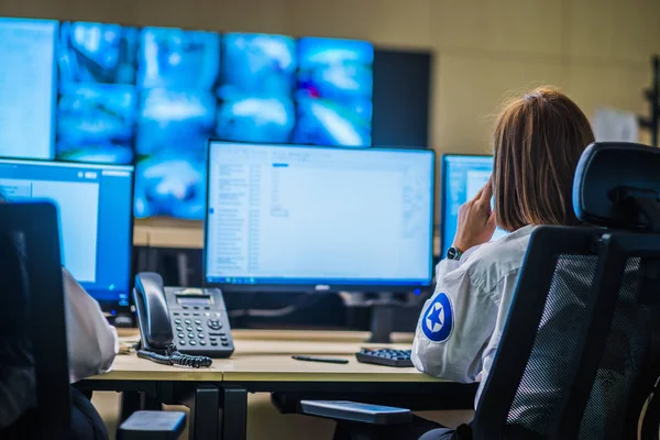 Guarda Segurança Feminina Sentado Monitorando Câmeras Cctv Modernas Uma Sala — Fotografia de Stock