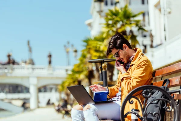 Stilvoller Mann Sitzt Auf Bank Stadtplatz Und Schaut Laptop — Stockfoto