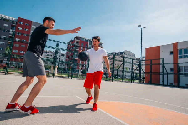 Två Vita Vänner Röd Sportutrustning Spelar Basket Utomhus Solig Dag — Stockfoto