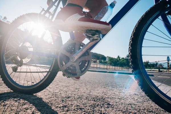 Fit mannelijke fietser fietser rijden zijn fiets op een asfaltweg — Stockfoto