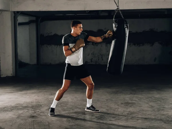 Profesionální Muskulární Kick Boxer Trénink Boxovací Pytel Při Přípravě Další — Stock fotografie