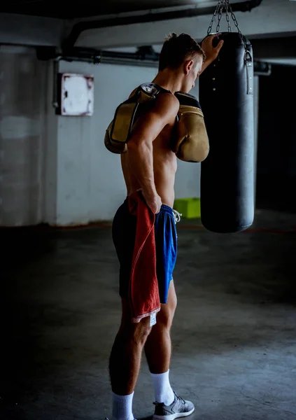 休みの時間だ 手袋とタオルの男 暗い背景にスポーティーな筋肉の男の写真 — ストック写真