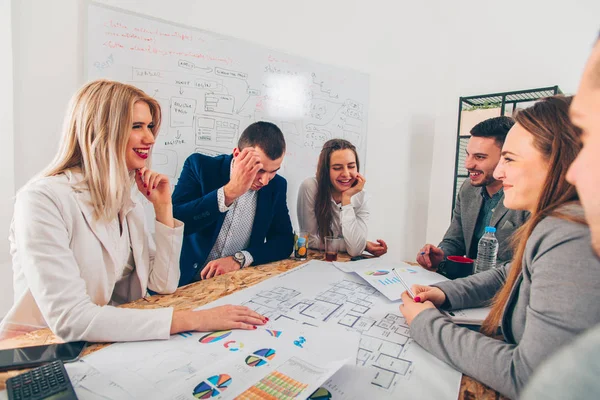 Jonge Ontwerpers Hebben Een Vergadering Het Kantoor Bespreken Blauwdruk — Stockfoto