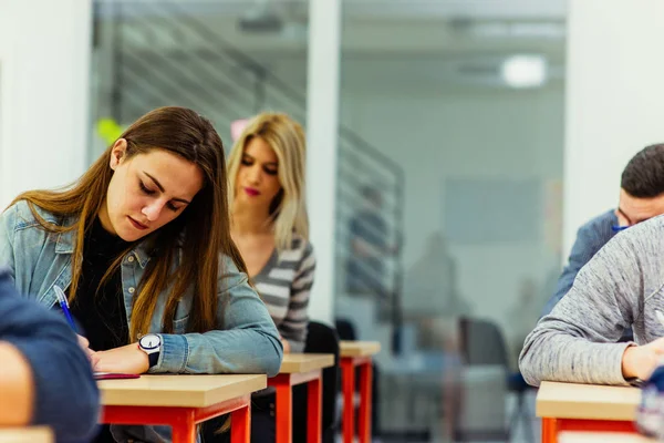 Junge Studenten Machen Test Job Assessment Center — Stockfoto