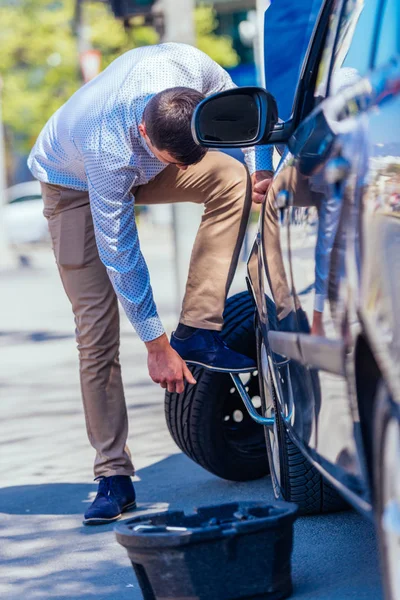 Een Bezwete Jonge Ondernemer Veegt Het Zweet Van Zijn Voorhoofd — Stockfoto