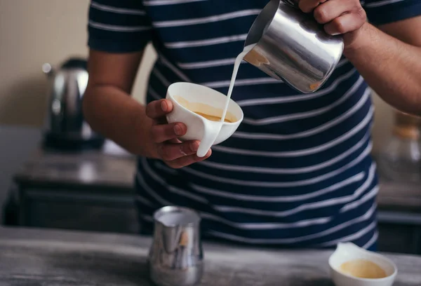 Barista gör cappuccino med konstform — Stockfoto