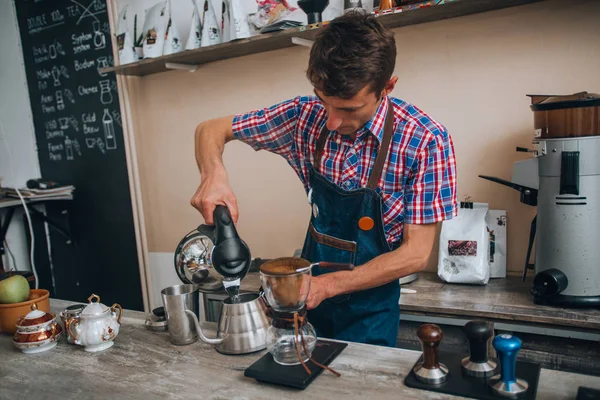 Портрет усміхненого бариста, який готує каву біля кави — стокове фото