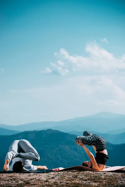 フィットネス スポーツ ライフスタイルのコンセプト 山の上でヨガの演習を作るカップル — ストック写真