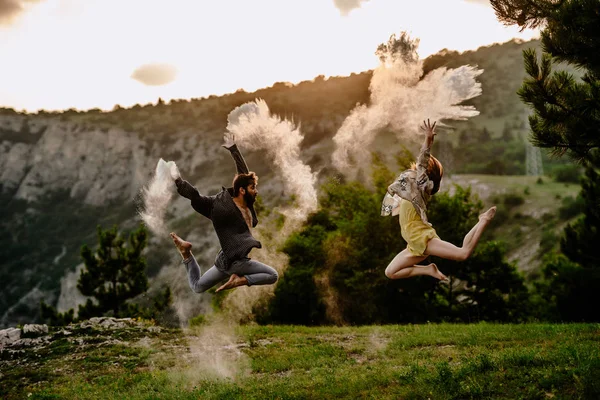 Joven Bailarín Dos Pies Descalzos Practicando Danza Moderna Campo Montaña — Foto de Stock